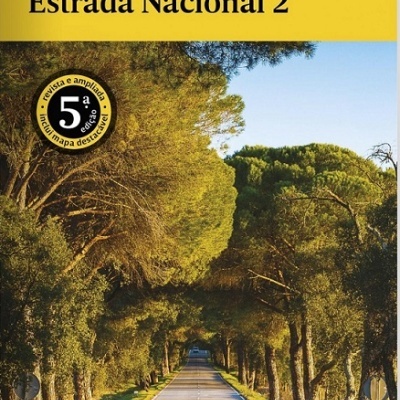 Capa de guia de viagens mostrando estrada reta ladeada por árvores verdes com texto da publicação