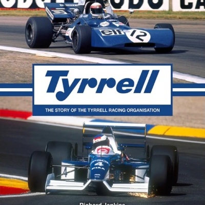 Capa com dois carros de corrida Tyrrell azuis e texto relacionado à equipa de corrida Tyrrell