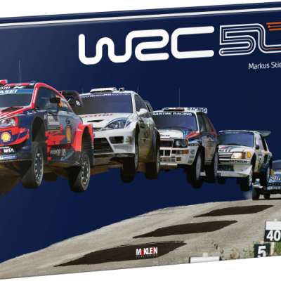 Livro com capa azul escura mostrando cinco carros de rali e título WRC 50