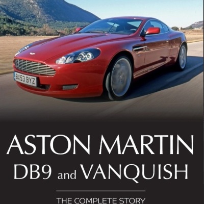 Livro com imagem de carro Aston Martin vermelho em estrada e texto informativo