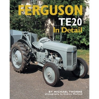 Capa de livro com trator cinzento Ferguson TE20 em pavimento exterior