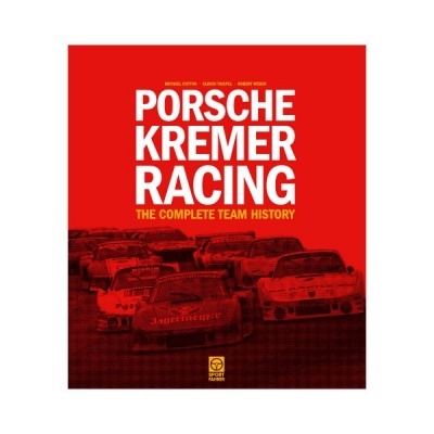 Capa de livro vermelha com carros Porsche de corrida e textos em branco e amarelo