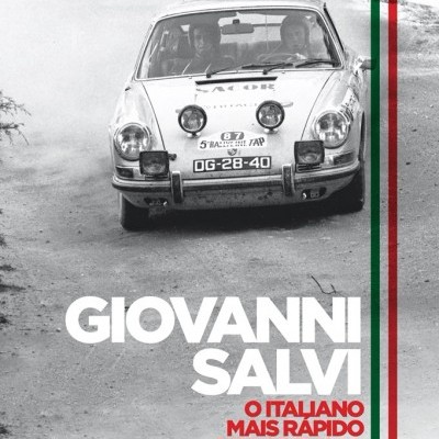 Livro com fotografia em preto e branco de carro de rali clássico na estrada com texto sobreposto