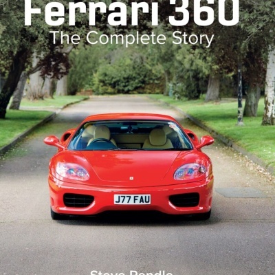 Capa de livro com carro Ferrari 360 vermelho e texto do título e autor