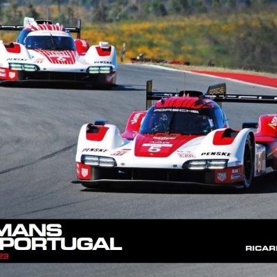 Dois carros de corrida protótipo Le Mans brancos com detalhes vermelhos e pretos em pista de corrida.