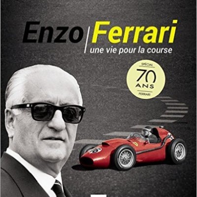 Capa de livro sobre Enzo Ferrari com imagem de homem e carro de corrida