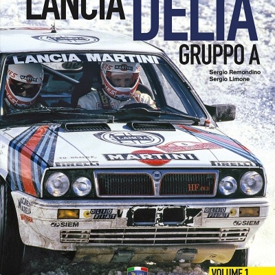 Livro com capa mostrando carro de rali Lancia Delta Martini a conduzir na neve