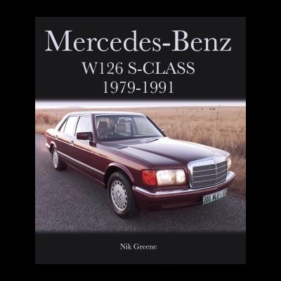 Carro Mercedes-Benz W126 S-CLASS vinho parado na estrada com texto indicativo do modelo e datas