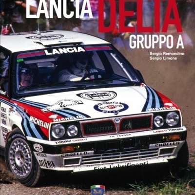 Capa de livro com carro de rali Lancia Delta Grupo A em ação