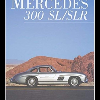 Capa de livro com carro clássico Mercedes 300 SL/SLR prateado e texto branco sobre céu azul