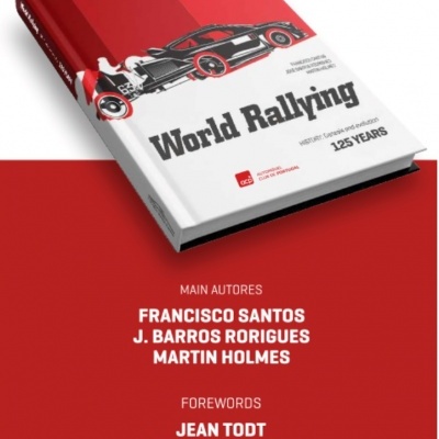 Livro 'World Rallying 125 YEARS' com capa vermelha e branca com ilustração de carro de rali antigo