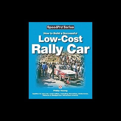 Capa de livro azul com texto e imagem de carro de rali e pessoas