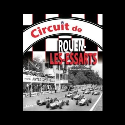 Pista de corridas com carros de fórmula e público, texto Circuit de ROUEN-LES-ESSARTS em vermelho e branco no topo