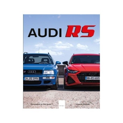 Capa de livro com dois carros Audi RS azul e vermelho vistos de frente e texto AUDI RS