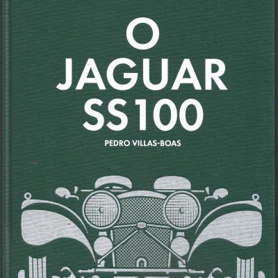 Capa verde de livro com desenho branco da frente de carro clássico e texto O JAGUAR SS100.