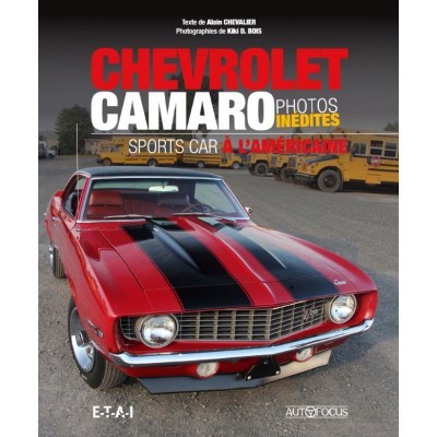 Capa de livro com carro Chevrolet Camaro vermelho com riscas pretas e autocarros escolares amarelos ao fundo
