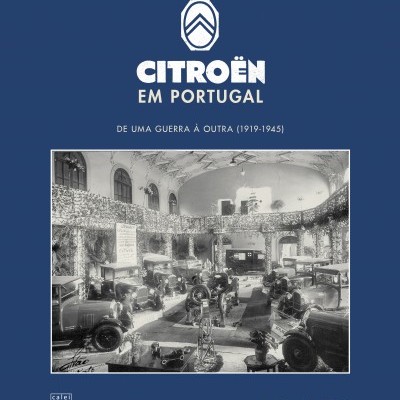 Capa de livro azul com logótipo Citroën e foto preto e branco de carros antigos em salão