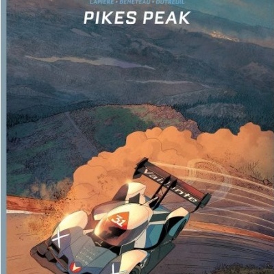 Capa de livro com ilustração de carro de corrida futurista em estrada montanhosa
