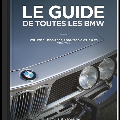 Capa de livro com um BMW clássico cinzento e texto em francês