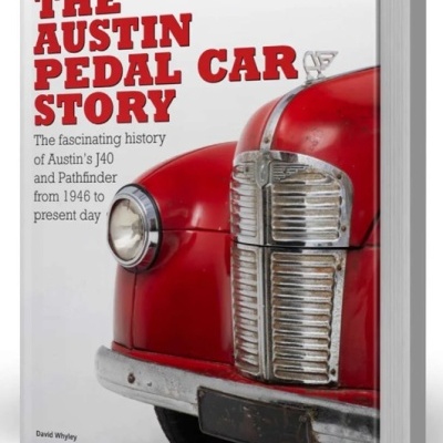 Capa do livro The Austin Pedal Car Story com carro vermelho antigo na frente