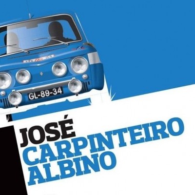 Carro azul clássico com matrícula GL-89-34 e texto gráfico em fundo azul e branco