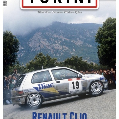 Revista TURINI com carro Renault Clio de rali numa curva em estrada