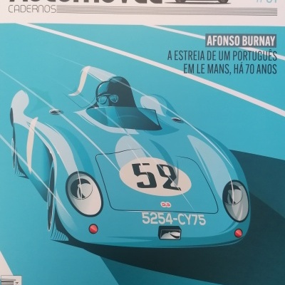 Capa de revista com ilustração de carro de corrida azul e texto sobre automobilismo