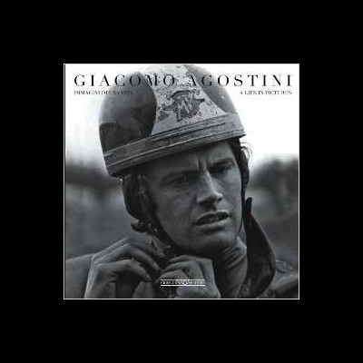 Capa de álbum em preto e branco com homem de capacete e texto Giacomo Agostini