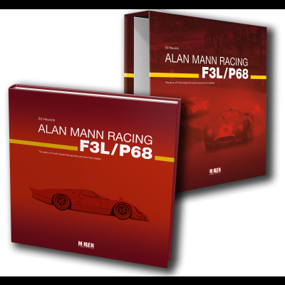 Dois livros vermelhos sobre Alan Mann Racing com um carro estilizado na capa