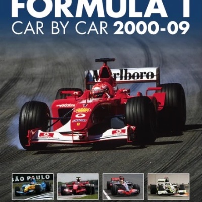 Livro sobre carros de Fórmula 1 com capa mostrando carro vermelho de corrida e textos visíveis