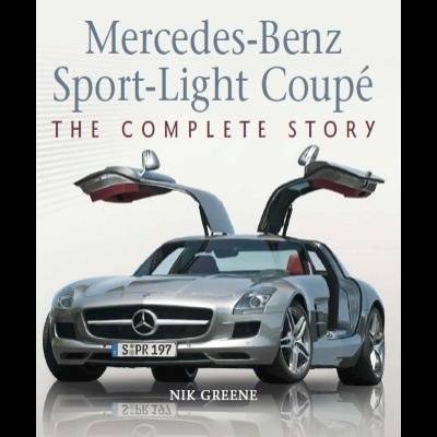 Capa de livro com imagem de Mercedes-Benz Sport-Light Coupé prata com portas abertas tipo asa de gaivota