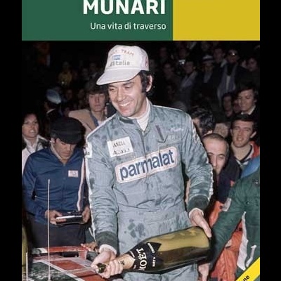 Capa do livro com fotografia de piloto de corrida em fato cinza e boné branco, segurando garrafa de champanhe Moët