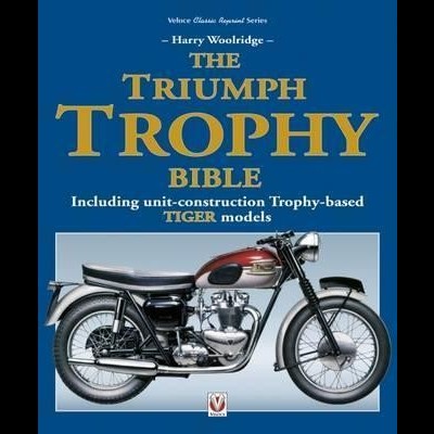 Capa de livro azul com título The Triumph Trophy Bible e imagem de motocicleta clássica preta e vermelha