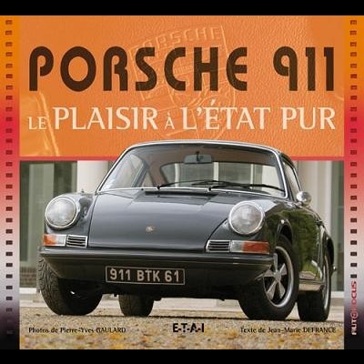 Livro com capa mostrando um Porsche 911 preto e texto em francês sobre o carro