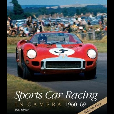 Carro desportivo clássico vermelho com número 5 numa pista de corrida