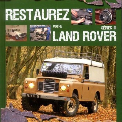 Capa verde de livro com Land Rover clássico bege na floresta e texto em francês