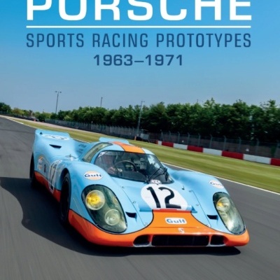 Livro sobre protótipos de corridas Porsche 1963-1971 com carro de corrida azul e laranja número 12 na capa