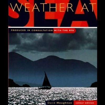 Capa de livro sobre o tempo no mar com veleiro, mar, céu nublado e montanhas