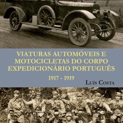 Capa de livro com automóvel e motociclistas antigos e texto em português.
