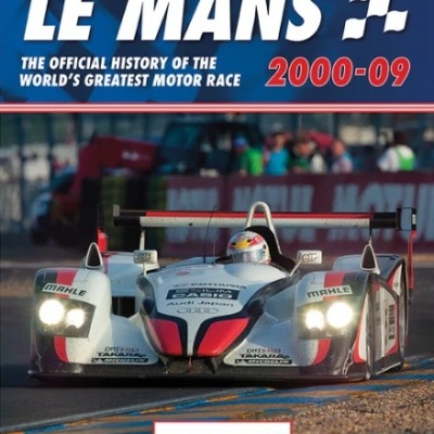 Livro sobre a história da corrida Le Mans com imagem de carro de corrida branco e vermelho.