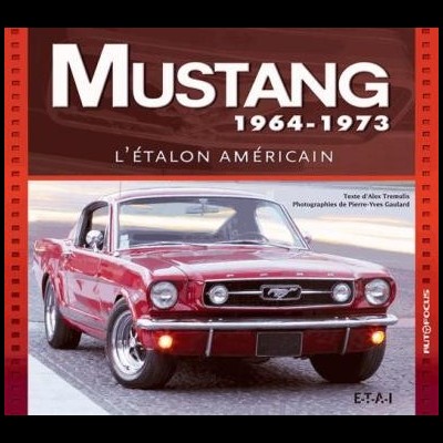 Livro Mustang 1964-1973 com carro Mustang vermelho na capa