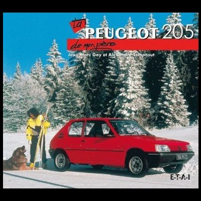 Carro vermelho Peugeot 205 na neve com pessoa e cão, em frente a pinheiros nevados