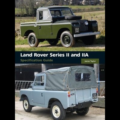 Dois Land Rover Series II e IIA, um verde com capota rígida e outro azul com capota de lona cinza