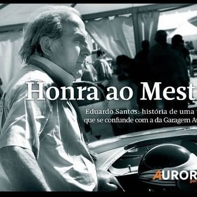Homem ao lado de carro vintage com texto promocional da Garagem Aurora
