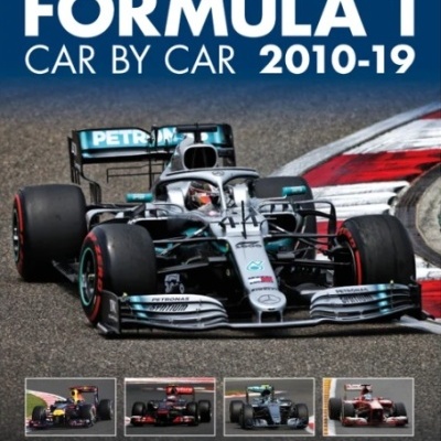 Capa de livro com título FORMULA 1 CAR BY CAR 2010-19 e carro de Fórmula 1 prateado na pista