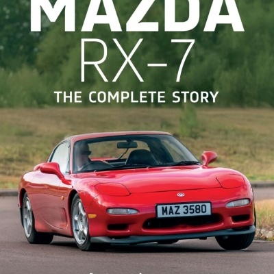 Livro sobre Mazda RX-7 com carro desportivo vermelho na capa