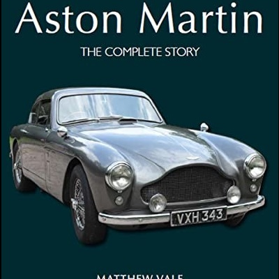 Capa de livro com carro clássico Aston Martin cinzento e texto