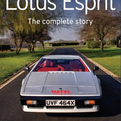 Livro sobre Lotus Esprit com um carro prata e interior vermelho numa estrada