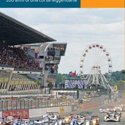 Capa de livro com corrida automóvel e texto 24 ORE DI LE MANS