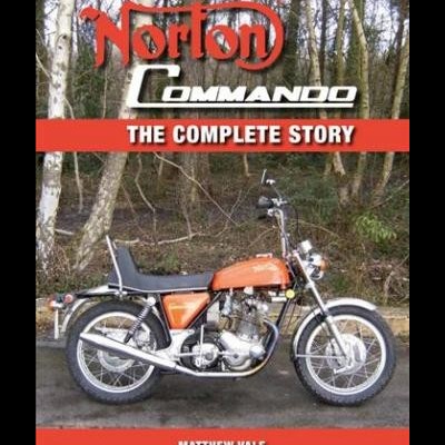 Capa de livro com uma mota clássica Norton Commando laranja e textos do título e autor